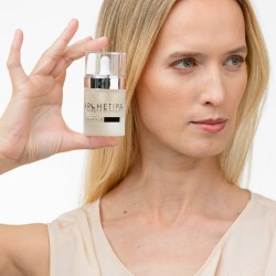 Donna che tiene in mano il flacone da 30 ml di Archetipa First Essence