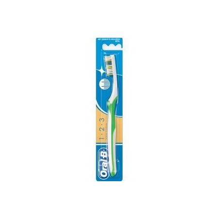 Procter & Gamble Oralb 1-2-3 Maxifresh Spazzolino Medio Testina 40 Mm