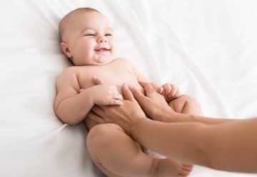 Aria nella pancia: come aiutare il bambino? 