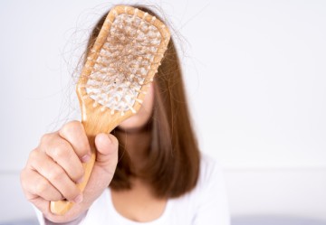 Rimedi per la caduta stagionale dei capelli: consigli del farmacista