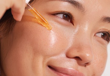 Vitamina C nella skincare quotidiana: l&rsquo;alleato per una pelle luminosa e idratata 